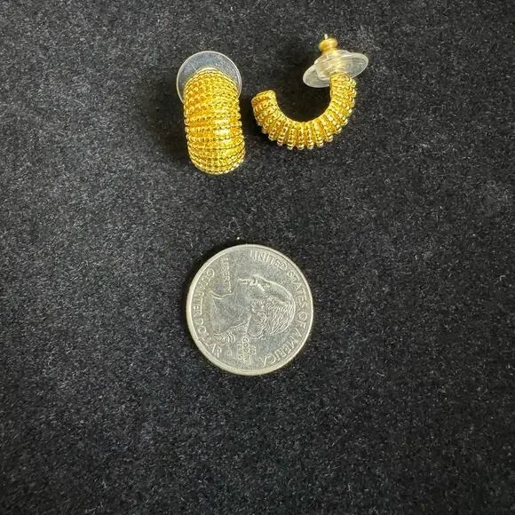 Trifari‎ VINTAGE Yellow Gold Tone Textured Oversized Cuff Earrings Pierced Ears - Picture 2 of 5